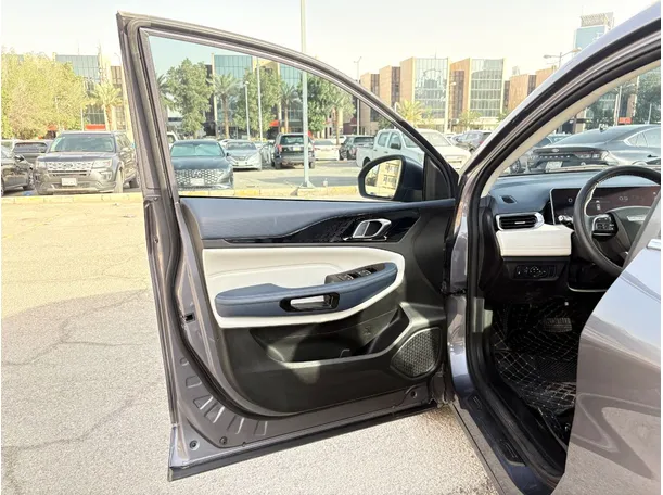 Car image 10
