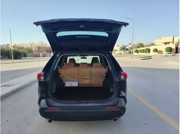 Car image 24