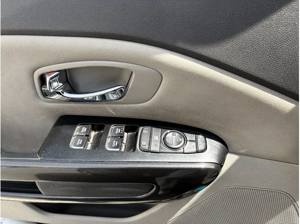 Car image 25