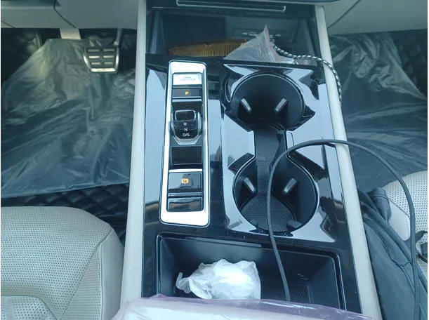 Car image 14