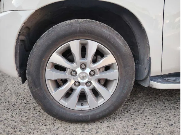Car image 9