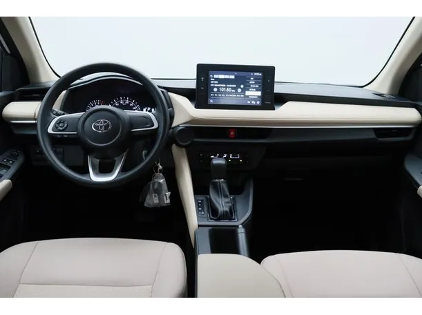 Car image 14