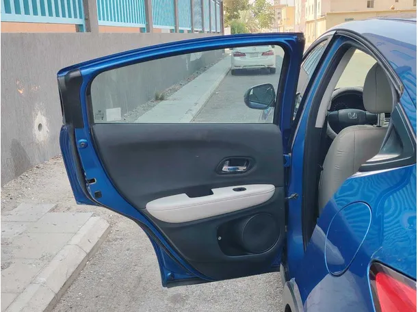 Car image 12