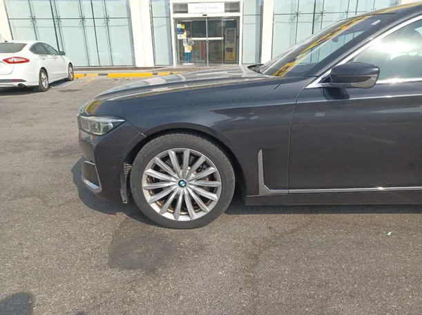 Car image 9