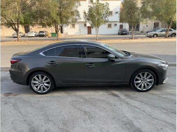 Car image 4