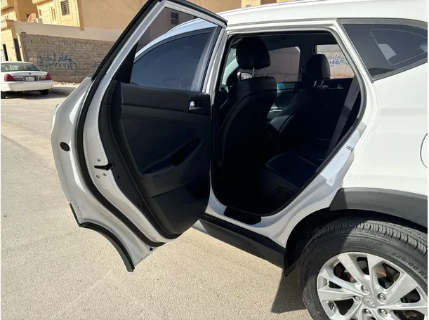 Car image 13