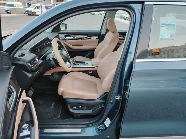 Car image 14