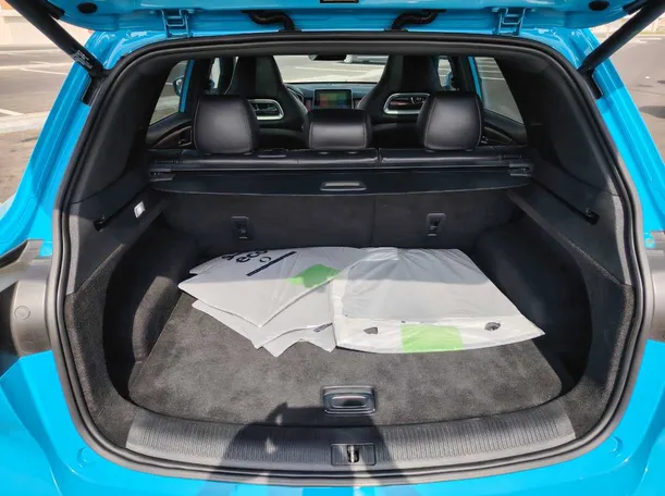 Car image 26