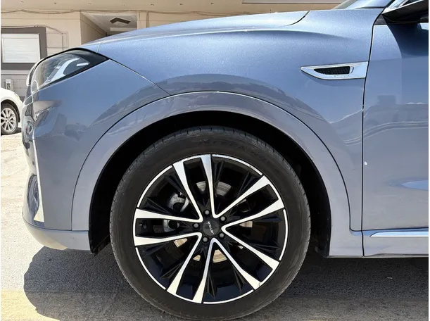 Car image 9
