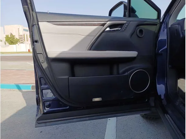 Car image 10