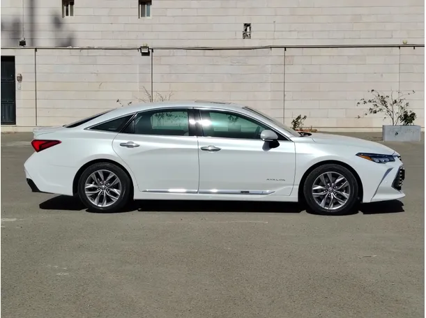 Car image 4