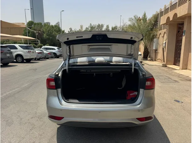 Car image 19