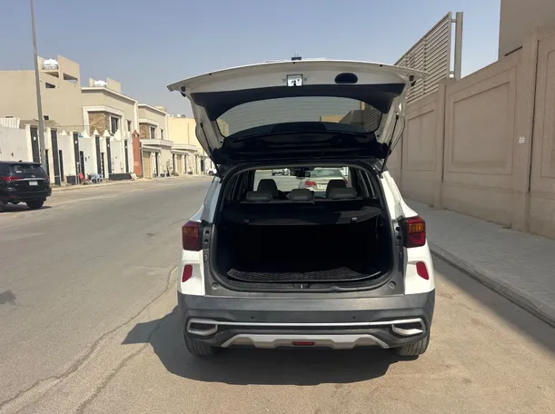 Car image 19