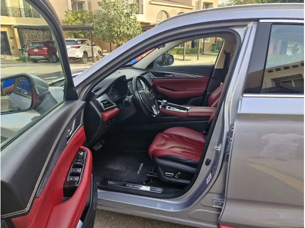 Car image 12