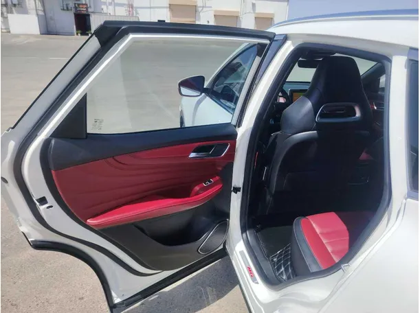 Car image 14