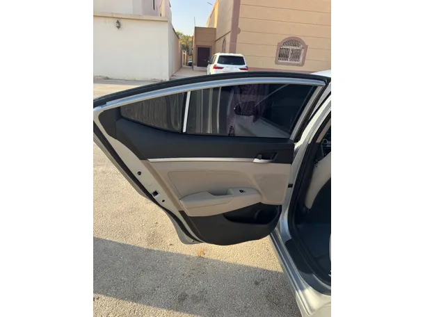 Car image 12