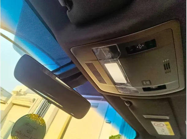 Car image 30