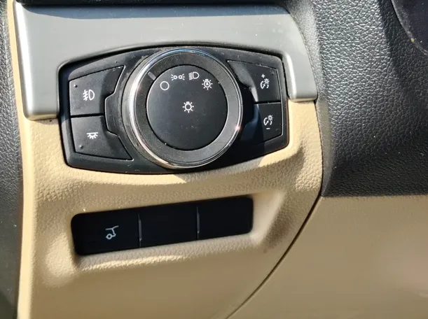 Car image 30