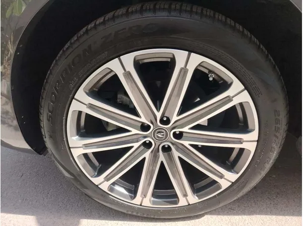 Car image 10