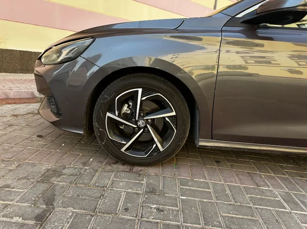 Car image 10