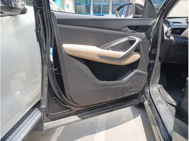 Car image 10
