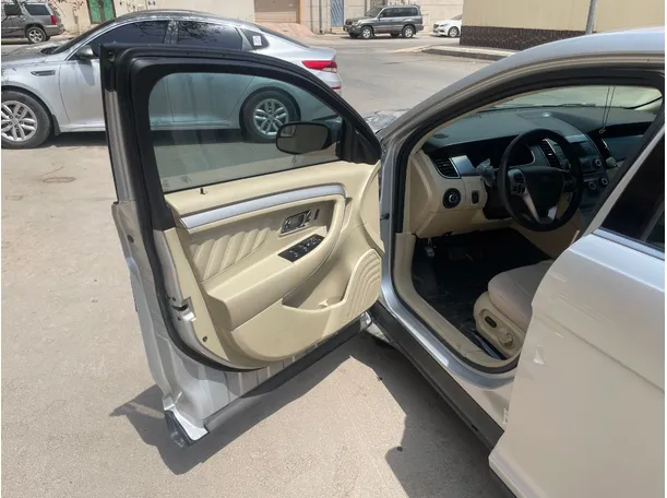 Car image 10
