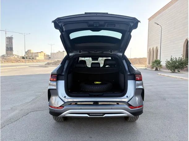 Car image 24