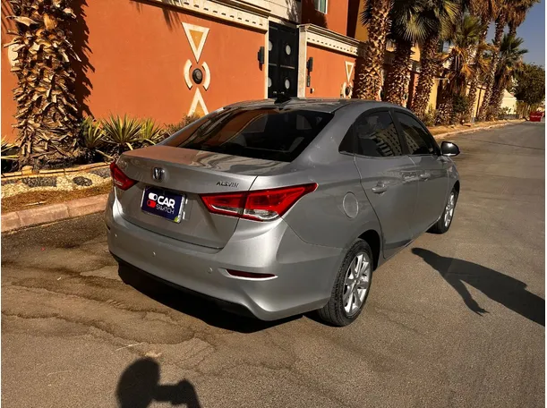 Car image 5