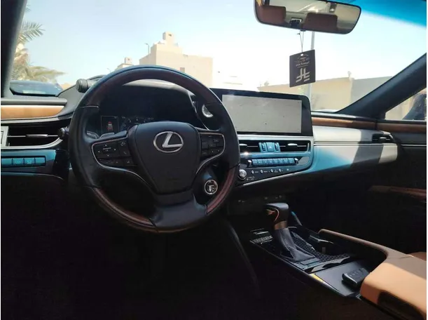 Car image 25