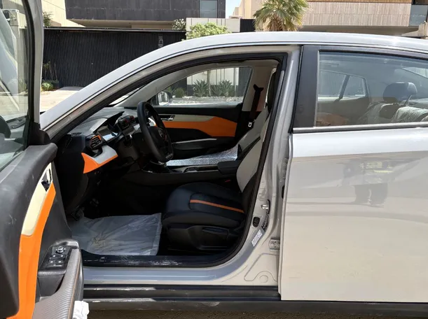 Car image 12