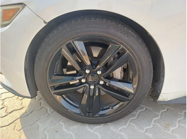 Car image 9