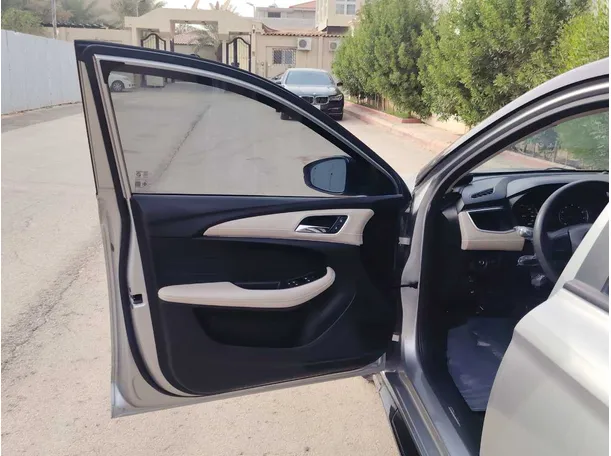 Car image 12