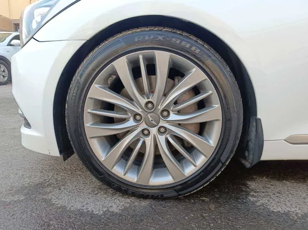 Car image 10
