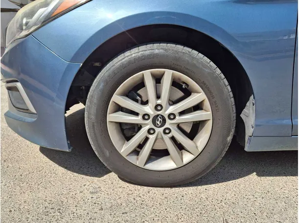 Car image 9