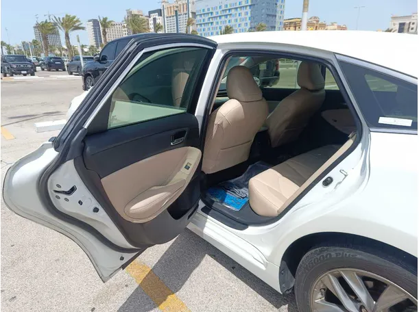 Car image 16
