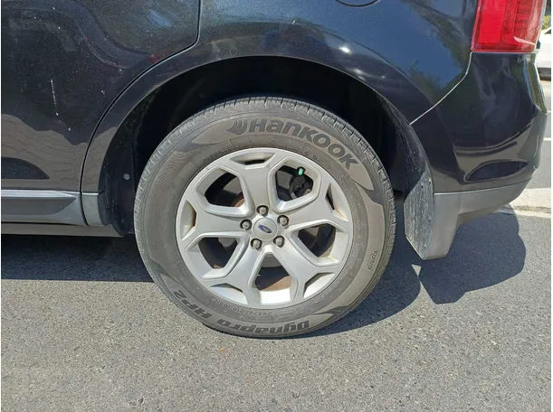 Car image 9