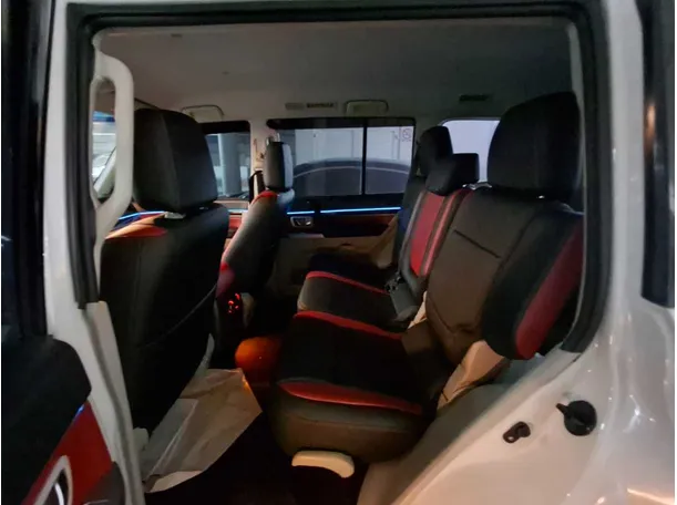 Car image 12