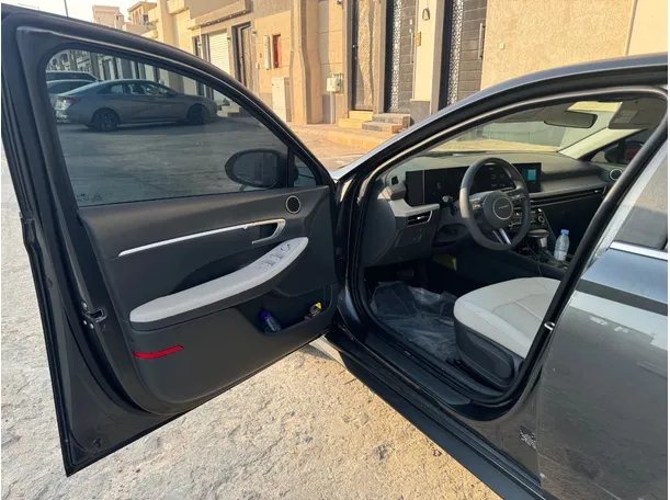 Car image 10