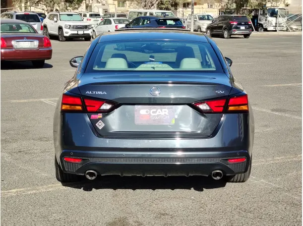 Car image 14