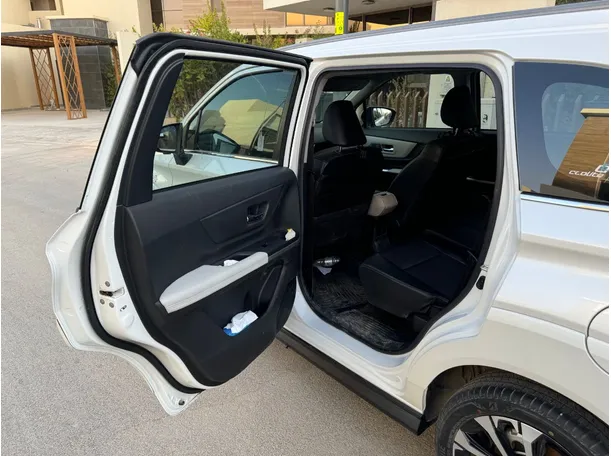 Car image 13