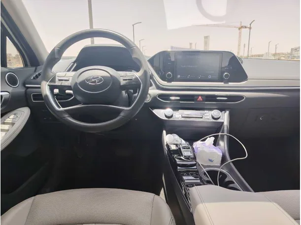 Car image 19