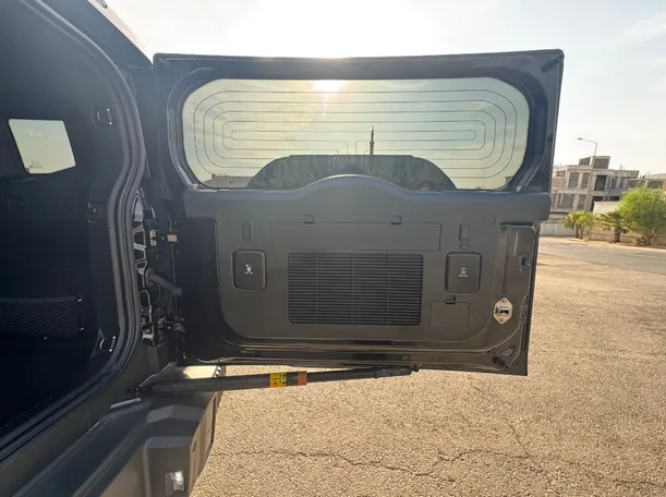 Car image 25