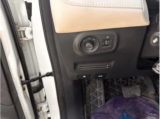 Car image 24