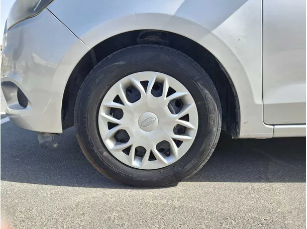 Car image 9
