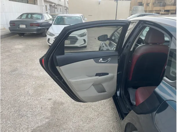 Car image 14