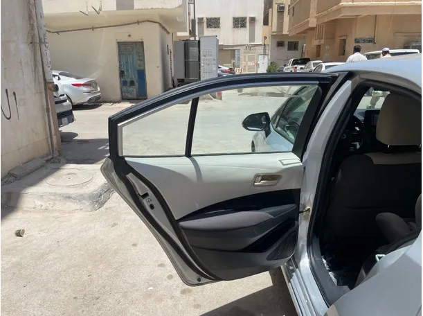 Car image 14