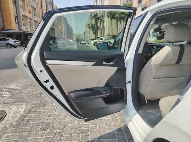 Car image 14