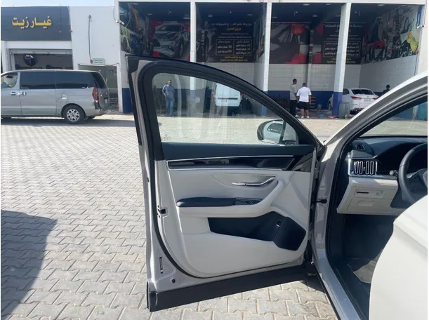 Car image 10