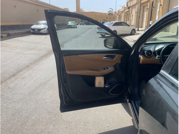 Car image 10