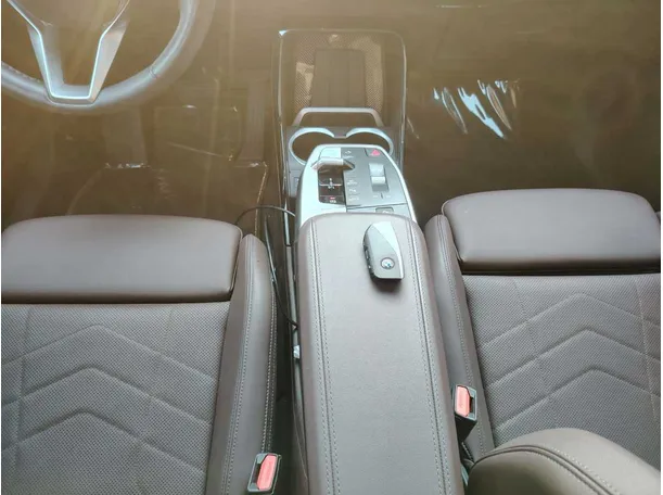 Car image 24